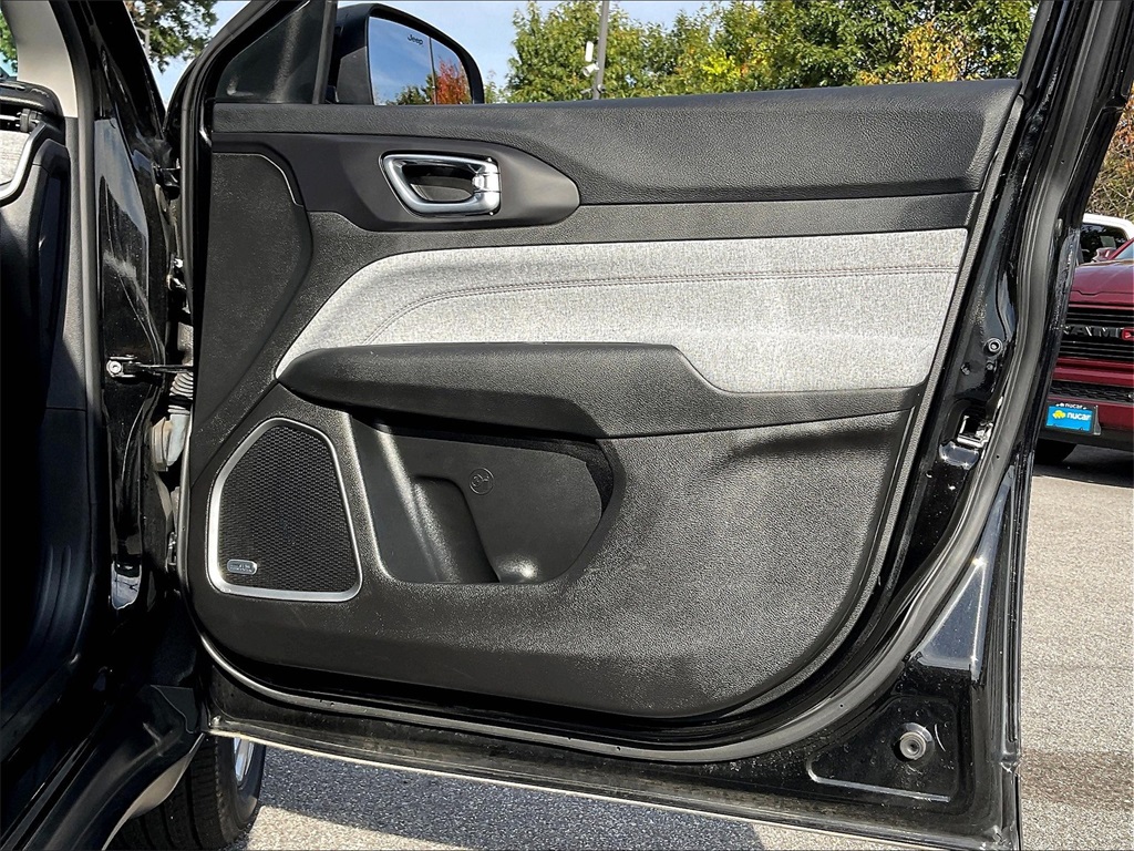 2022 Jeep Compass Latitude Lux photo 11