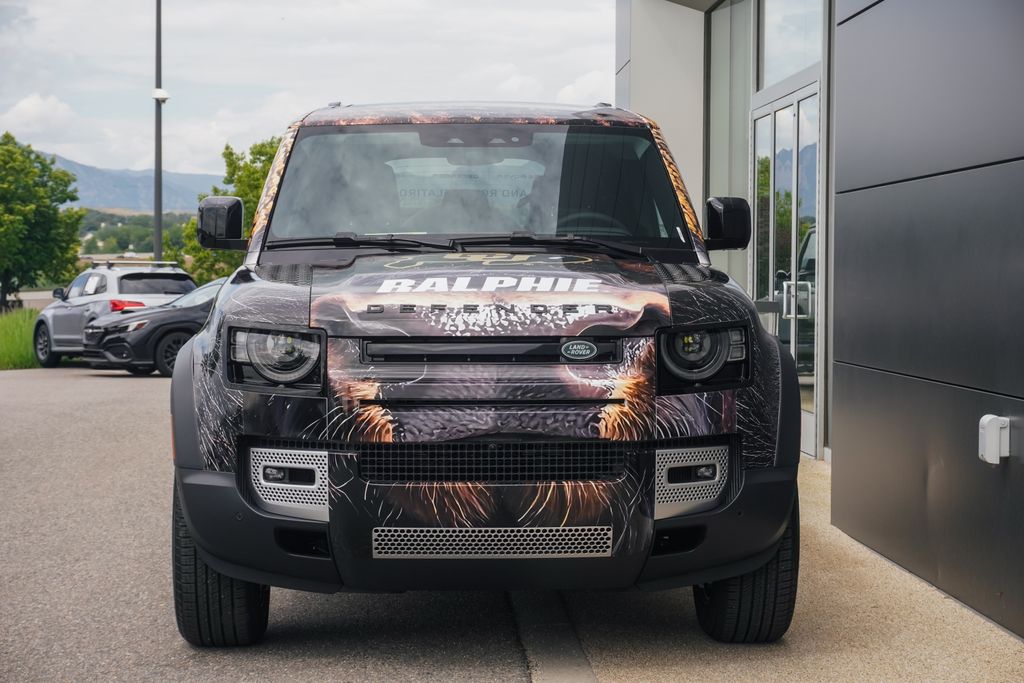 2025 Land Rover Defender 110 S photo 3