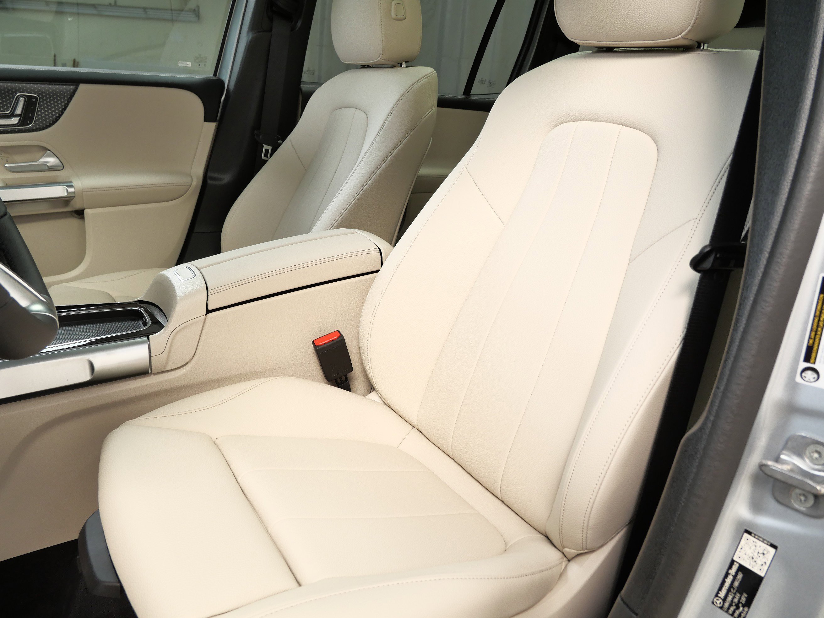 2026 Mercedes Benz GLB 250 4MATIC photo 2