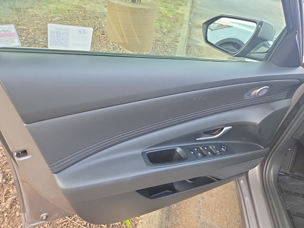 2024 Hyundai Elantra SEL Convenience photo 6