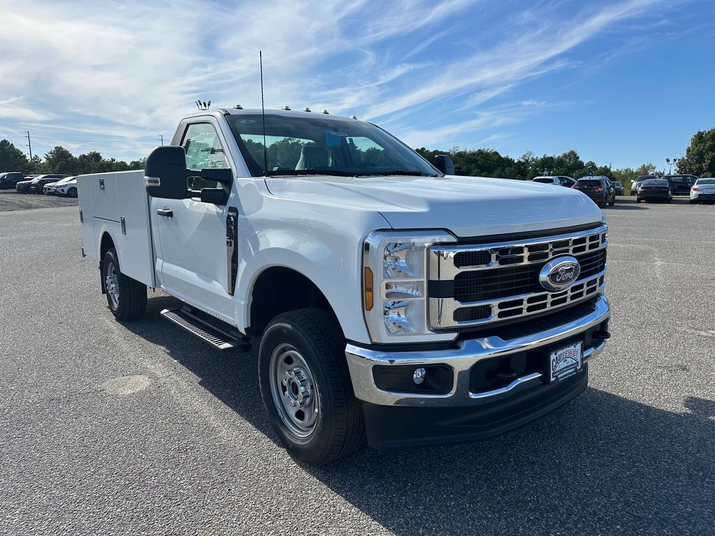 2025 Ford F-350 Super Duty Chassis Cab XLT's photo