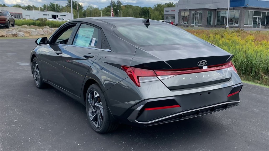2025 Hyundai Elantra SEL Convenience photo 2