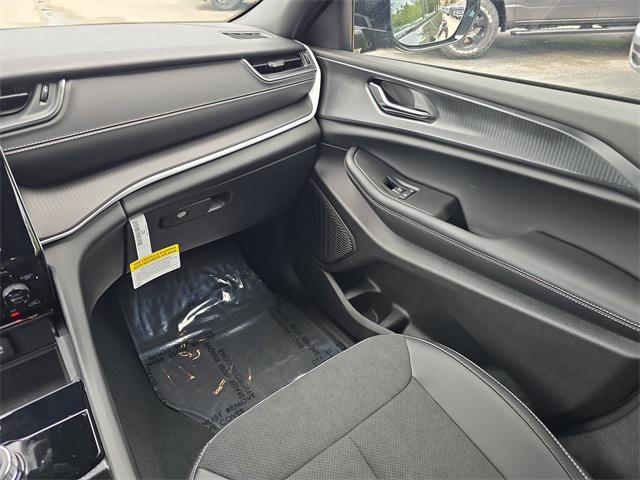 2025 Jeep Grand Cherokee Altitude photo 10