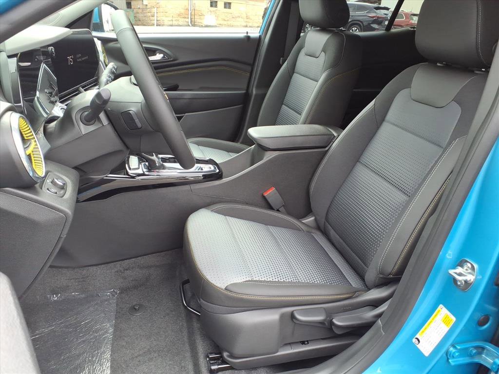2025 Chevrolet Trax LT photo 4