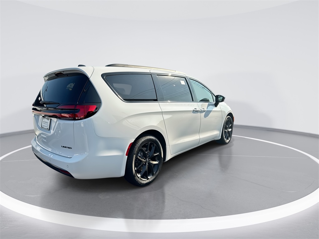 2026 Chrysler Pacifica Limited photo 8