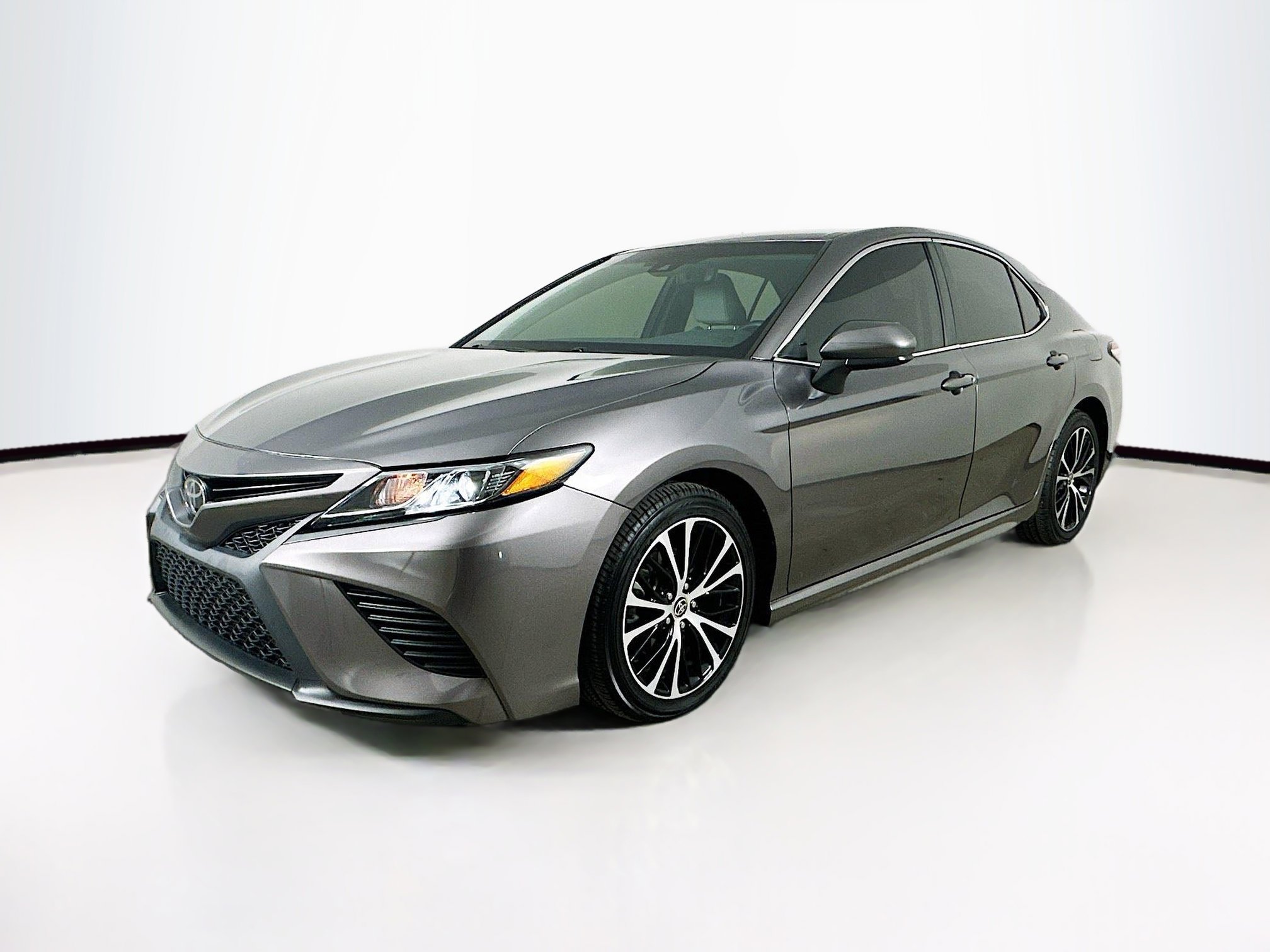 2020 Toyota Camry SE photo 3