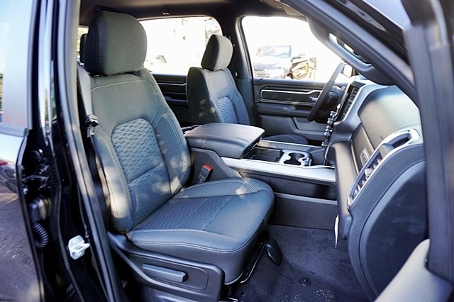 New 2025 Diamond Black Crystal Pearl-Coat Exterior Paint RAM Big Horn/Lone Star image 16