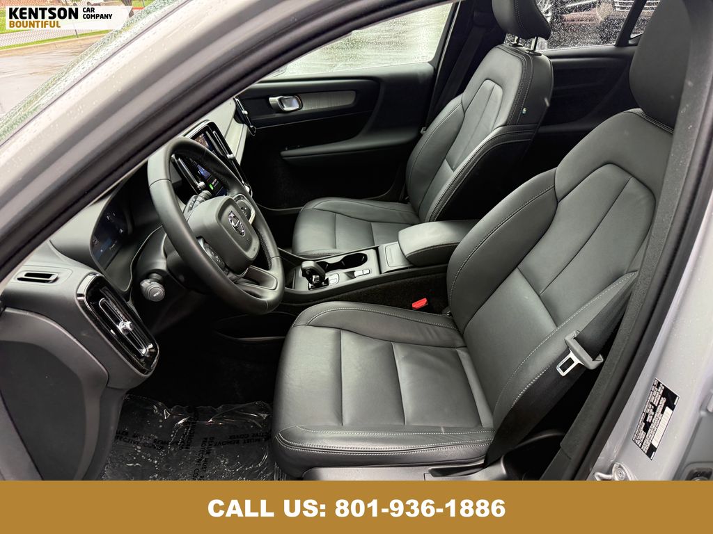 2025 Volvo XC40 Core photo 17