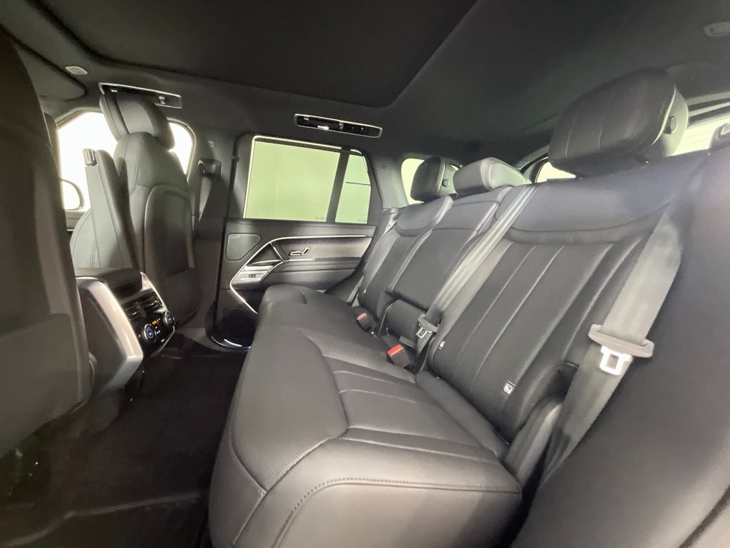 2025 Land Rover Range Rover SE photo 3