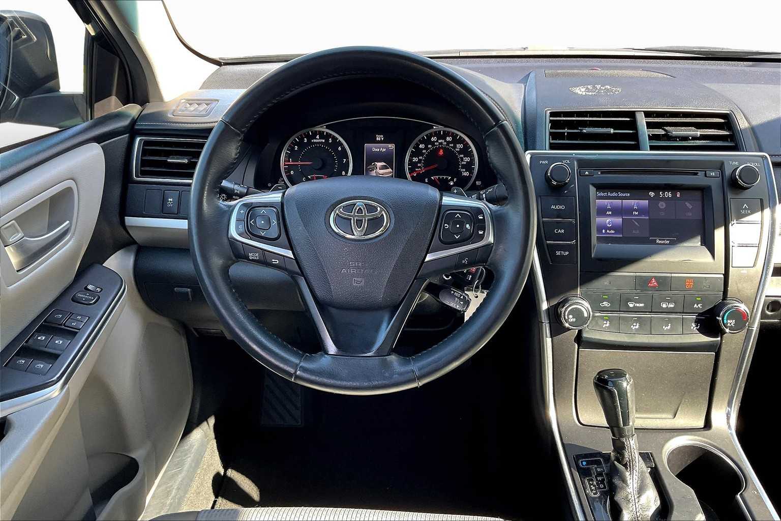 2017 Toyota Camry SE photo 5