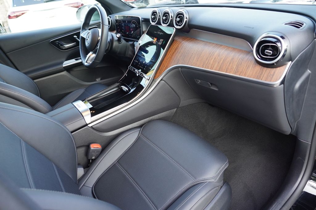 2025 Mercedes Benz GLC 300 photo 10