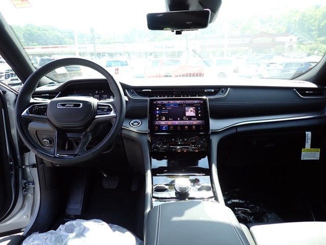 2025 Jeep Grand Cherokee Overland photo 13