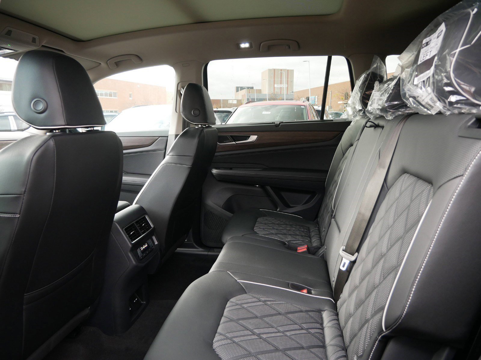 2025 Volkswagen Atlas SEL Premium R-Line photo 3