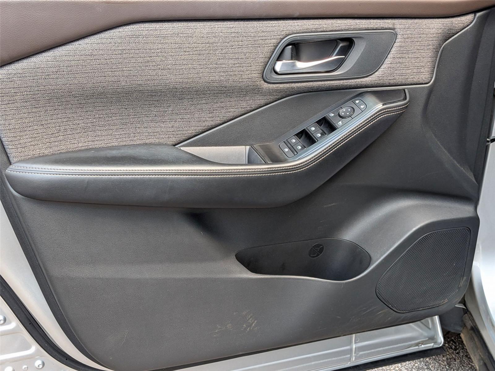 2022 Nissan Rogue SV photo 11