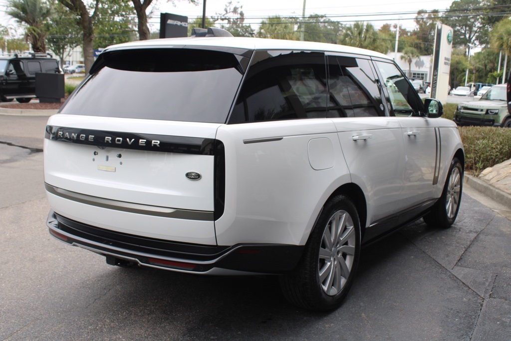 2023 Land Rover Range Rover SE photo 4