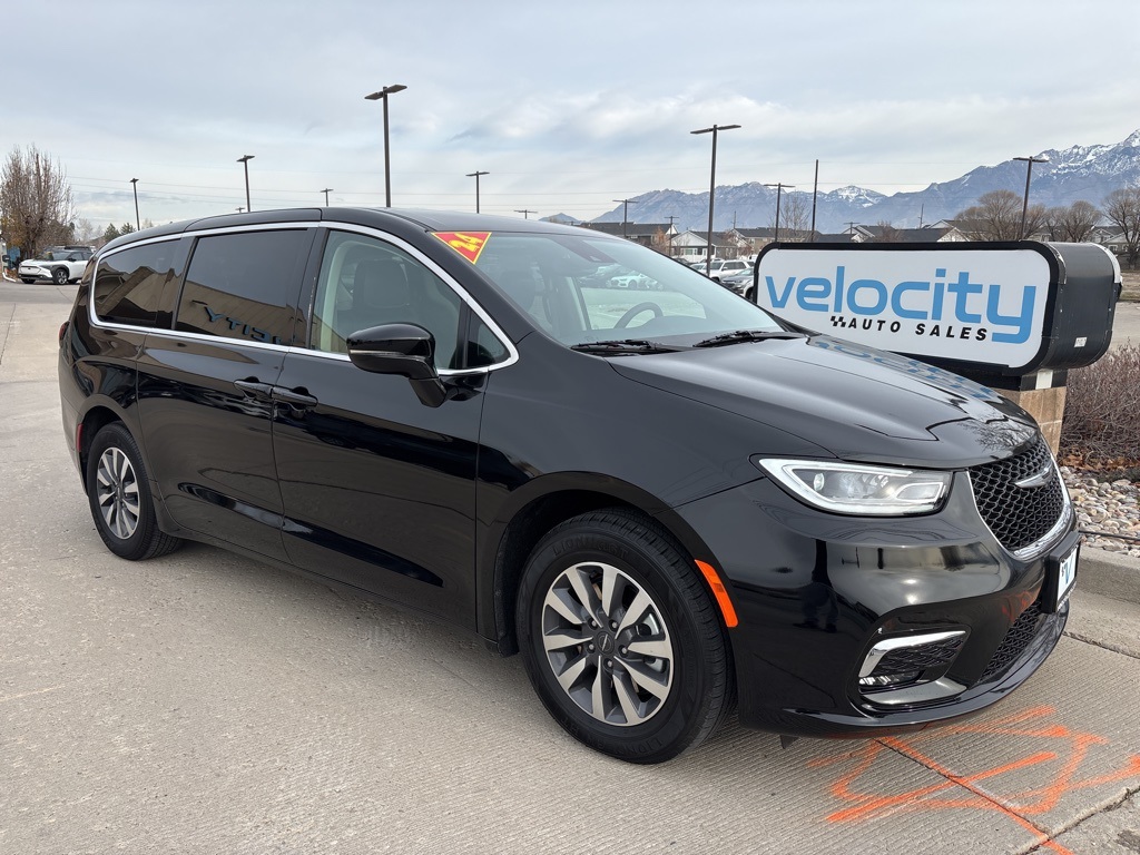 2024 Chrysler Pacifica PHEV Select's photo