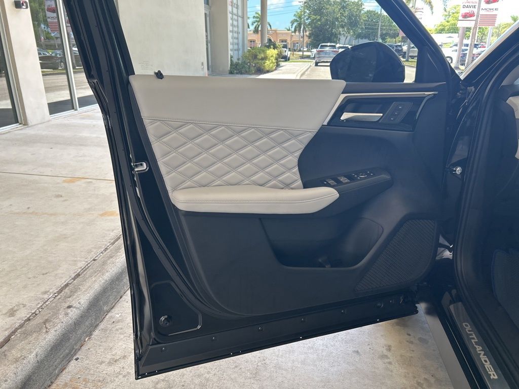 2025 Mitsubishi Outlander PHEV SEL Platinum photo 41