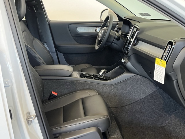 2025 Volvo XC40 Plus photo 30