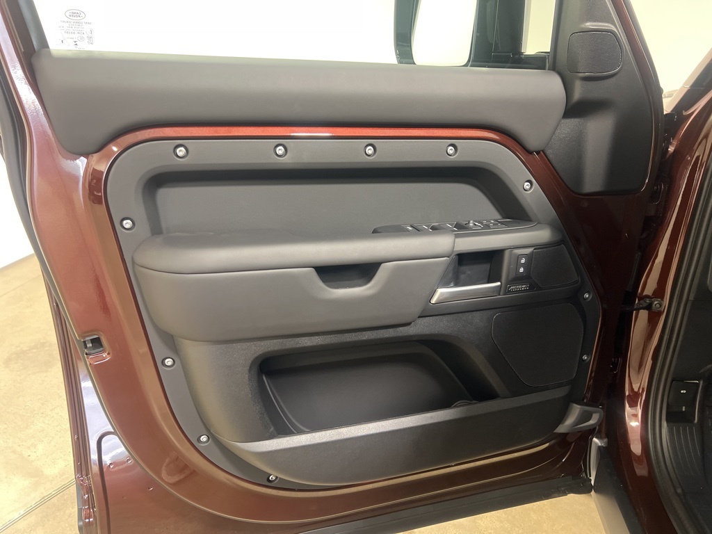 2025 Land Rover Defender 130 X-Dynamic SE photo 9