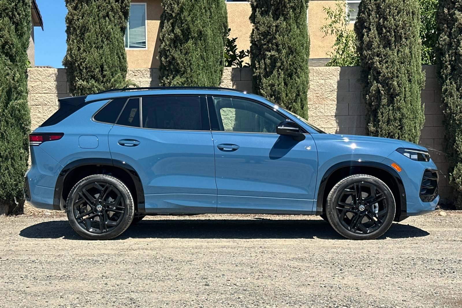 2025 Volkswagen Tiguan SE R-Line Black photo 3