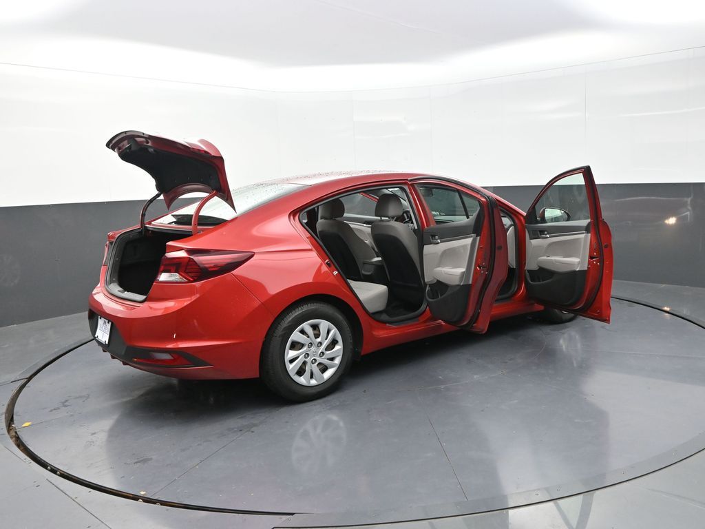 2019 Hyundai Elantra SE photo 32
