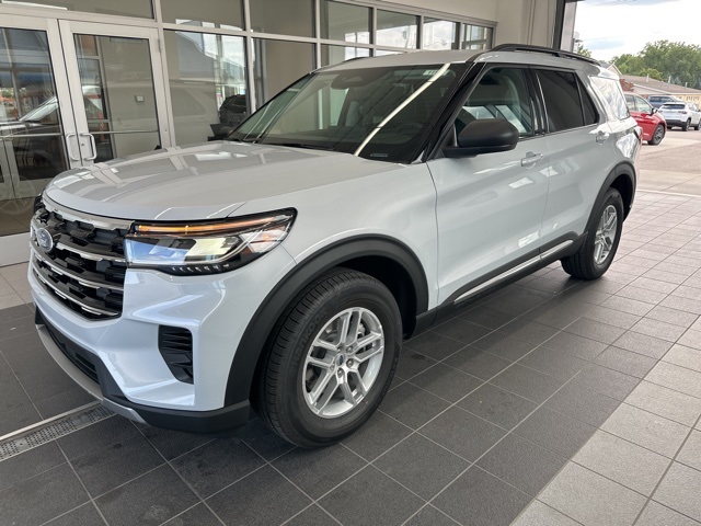 2025 Ford Explorer photo 3