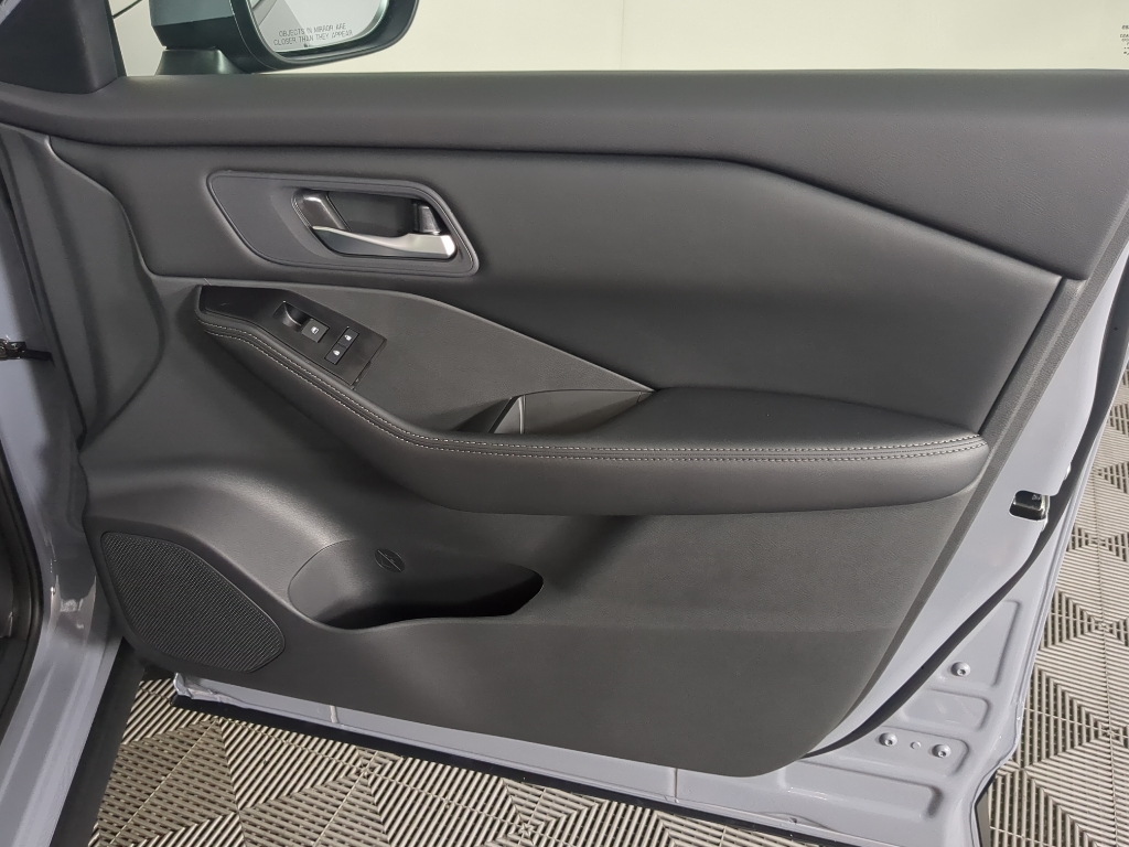 2026 Nissan Rogue SV photo 16