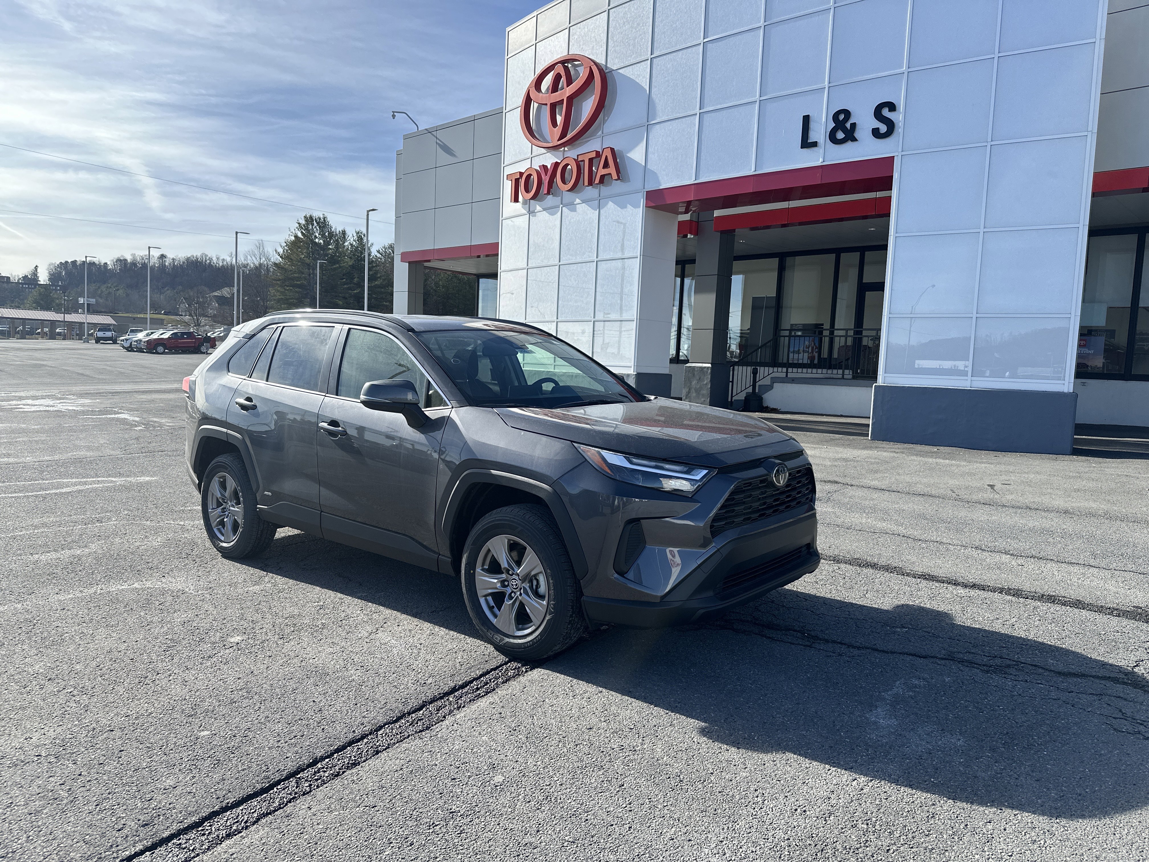2025 Toyota RAV4 XLE's photo
