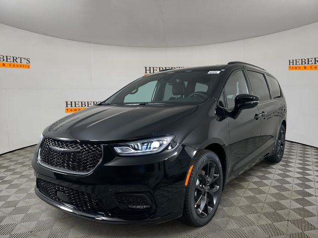 2026 Chrysler Pacifica Limited's photo