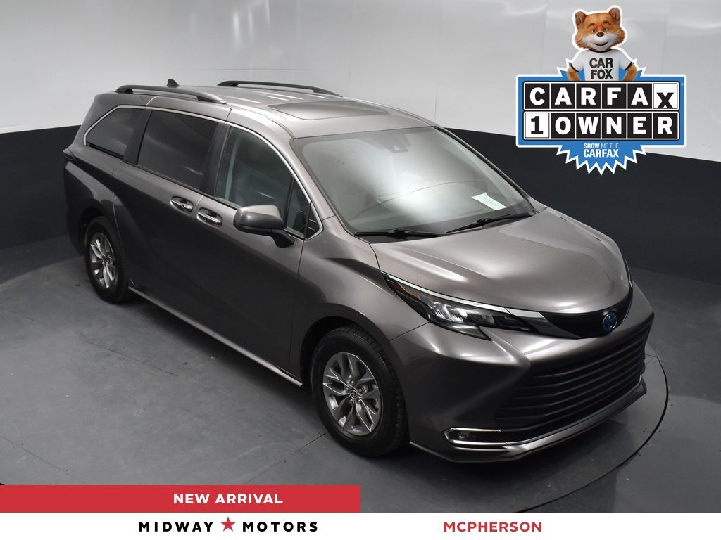 2024 Toyota Sienna XLE's photo