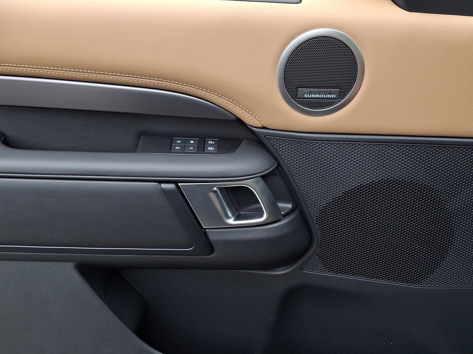 2025 Land Rover Discovery Metropolitan Edition photo 9