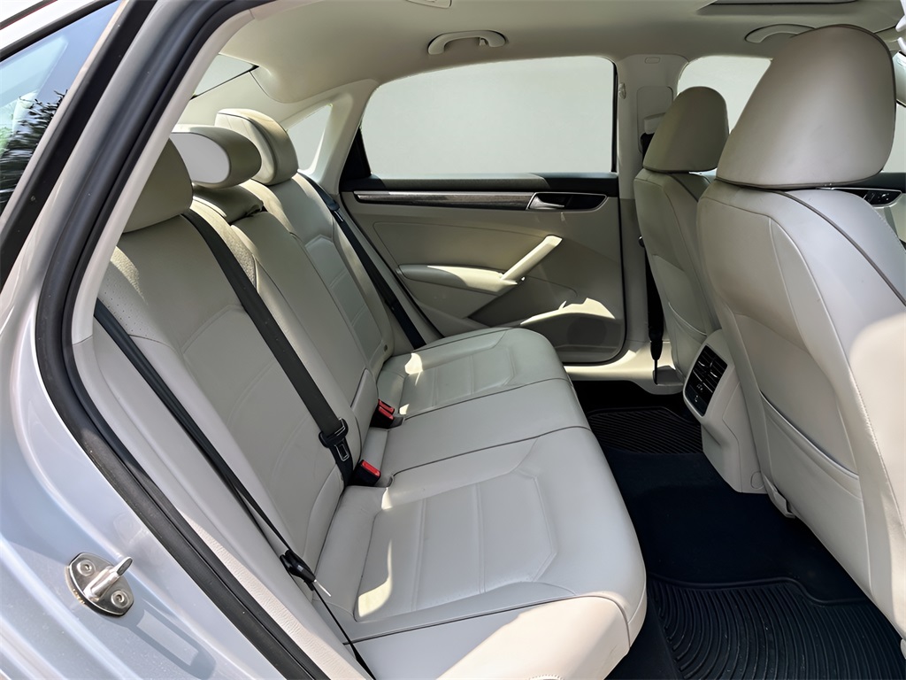 2018 Volkswagen Passat SE photo 23