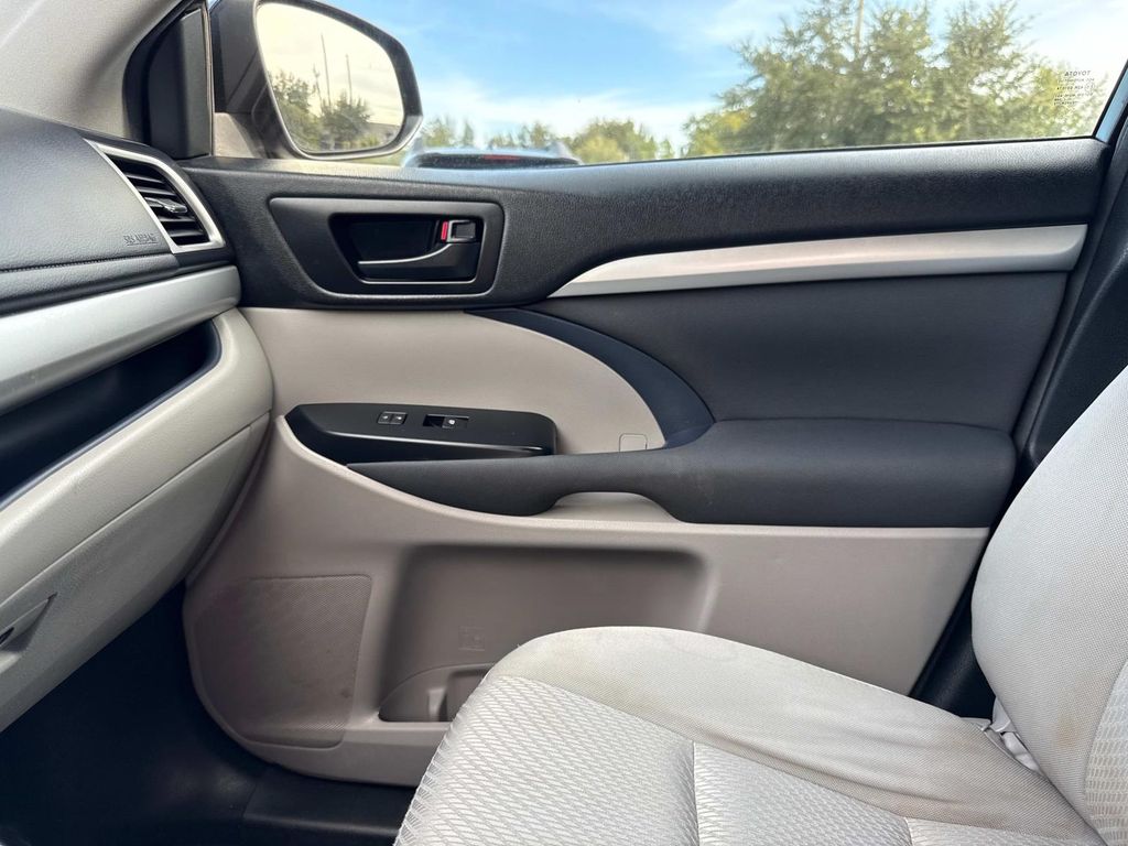 2017 Toyota Highlander LE photo 22