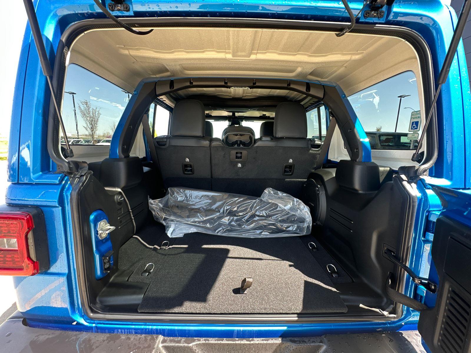 2025 Jeep Wrangler Sahara photo 28
