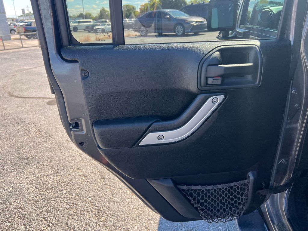 2017 Jeep Wrangler Unlimited Sahara photo 13