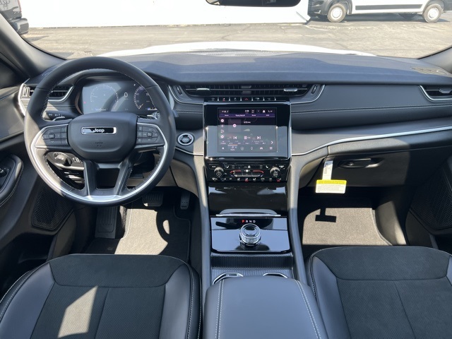 2025 Jeep Grand Cherokee Altitude photo 17