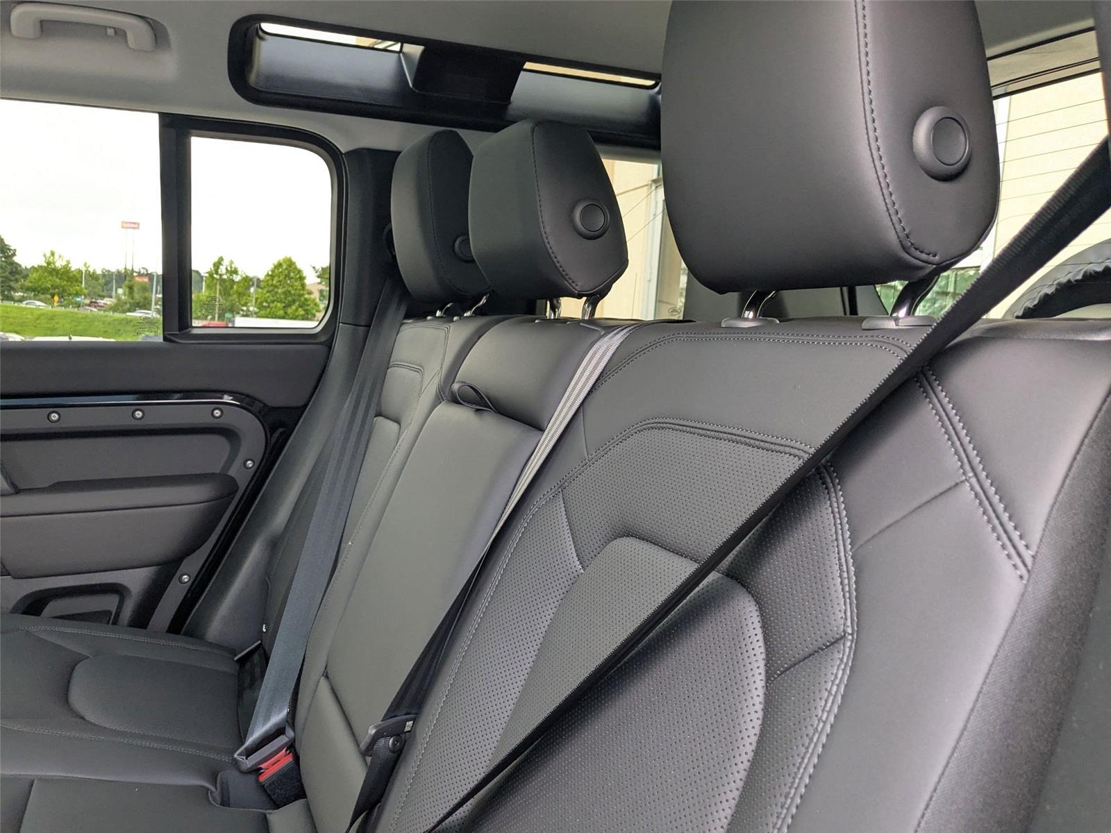2025 Land Rover Defender 110 S photo 27