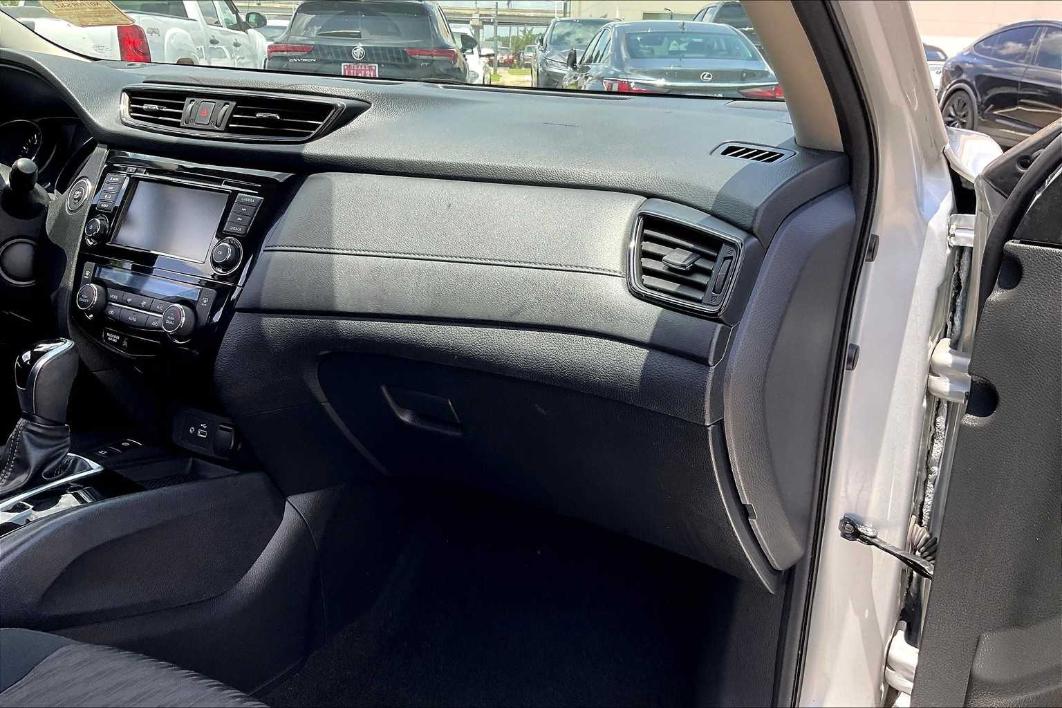 2019 Nissan Rogue SV photo 17