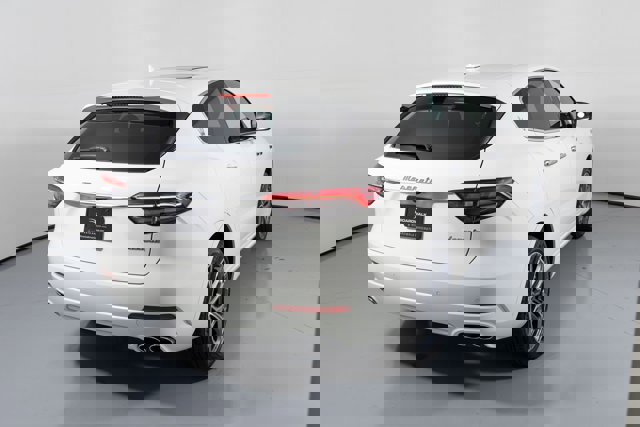 2023 Maserati Levante GT photo 2