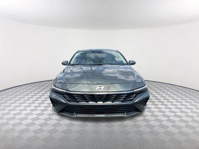 2025 Hyundai Elantra Limited photo 2