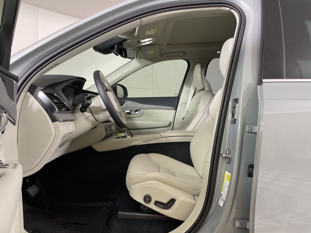 2025 Volvo XC90 T8 AWD Plus photo 6