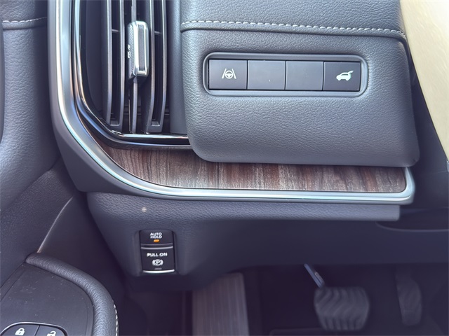 2025 Nissan Armada SL photo 12