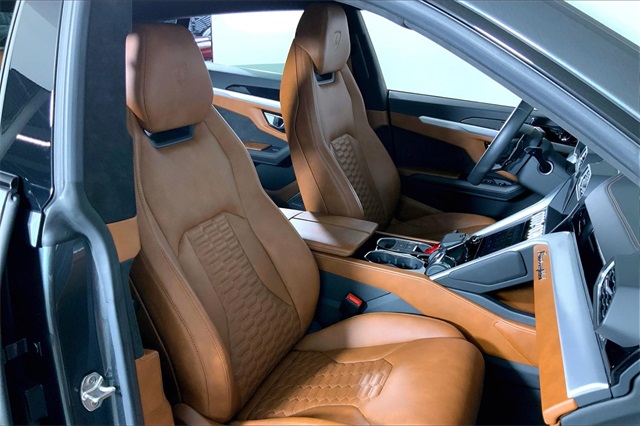 2019 Lamborghini Urus Base photo 18