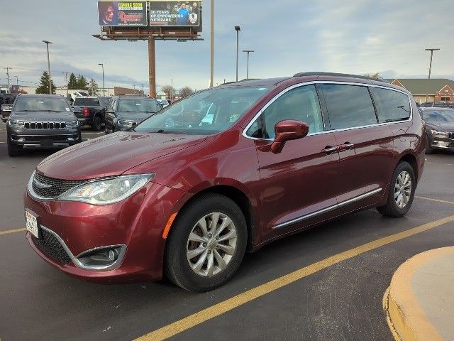 2017 Chrysler Pacifica Touring L photo 2