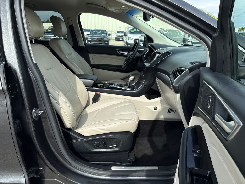 2016 Ford Edge Titanium photo 18