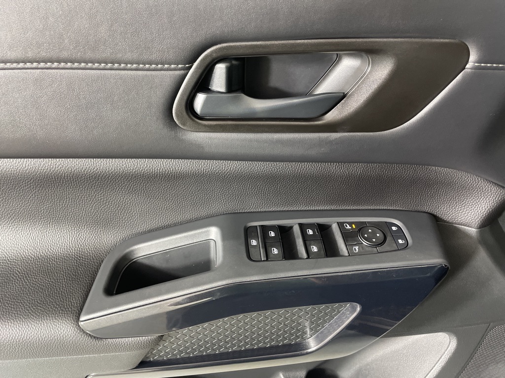 2025 Nissan Pathfinder S photo 18