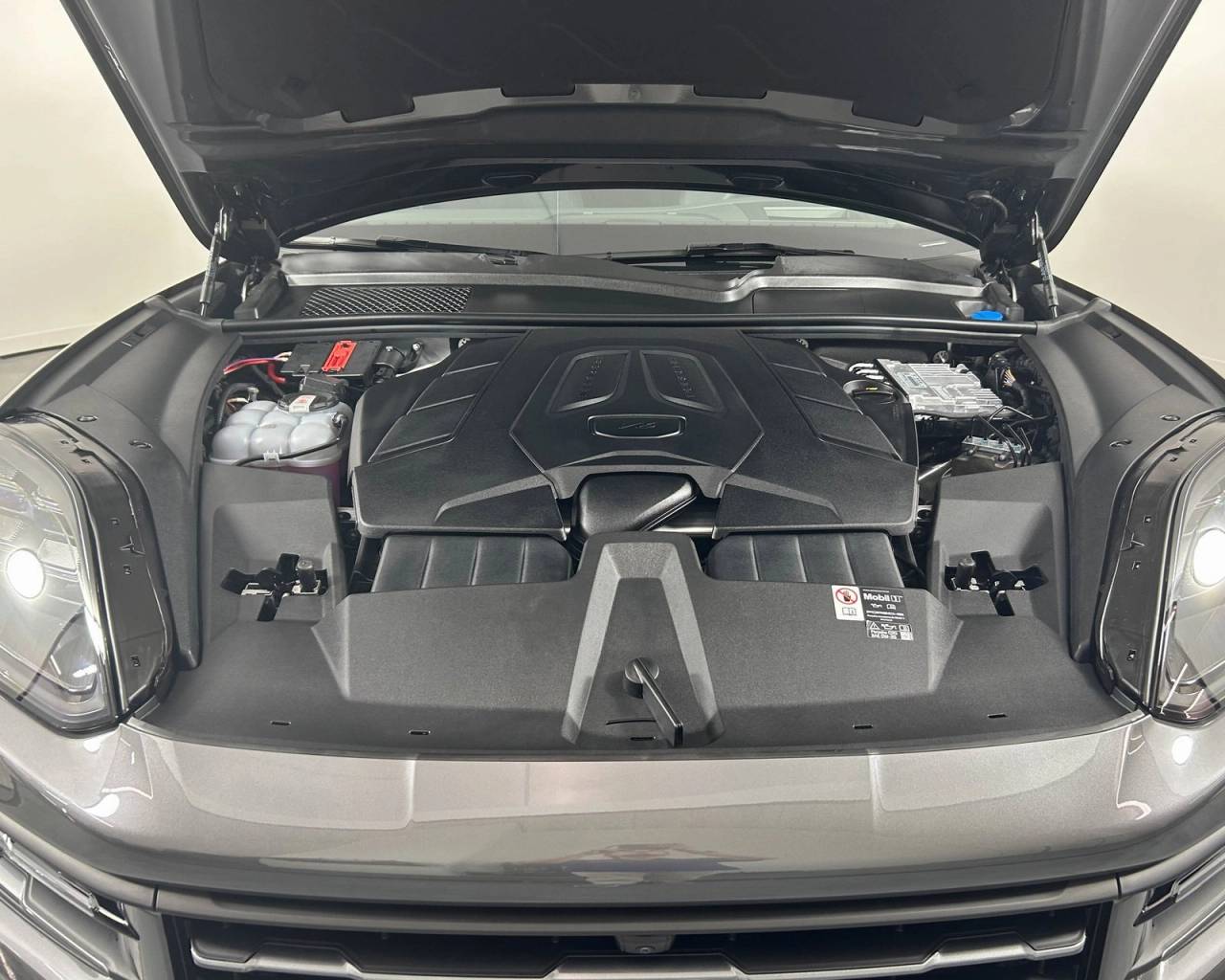 2025 Porsche Cayenne photo 28