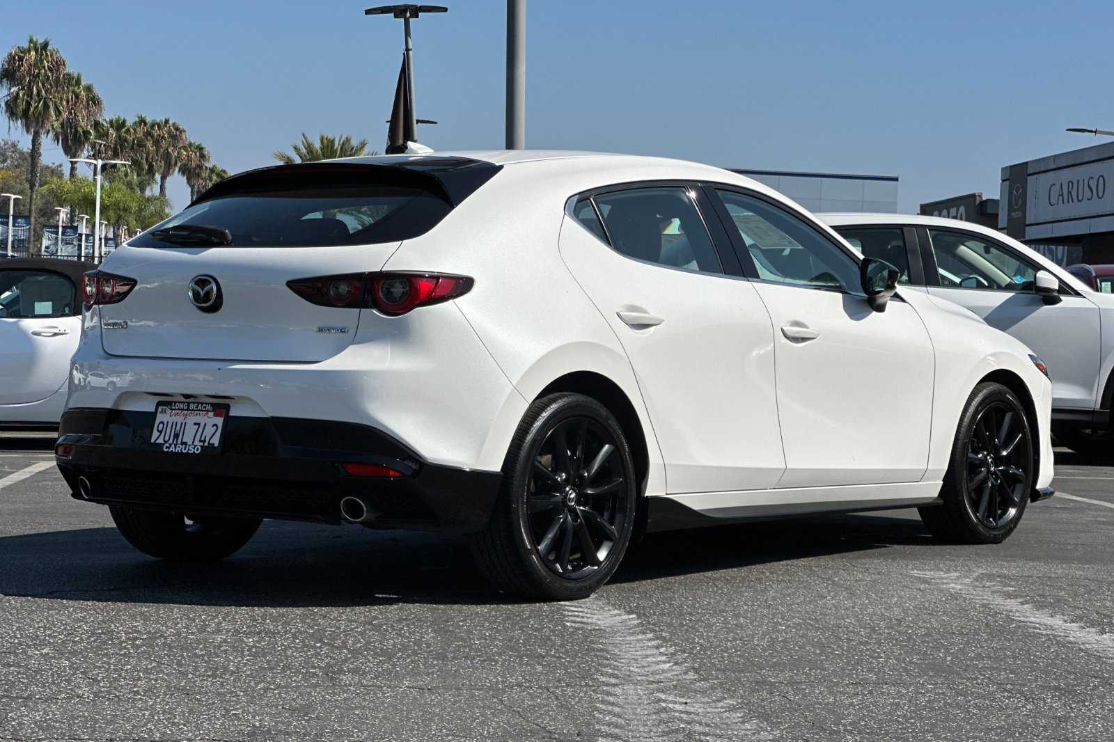 2022 Mazda Mazda3 Premium photo 4