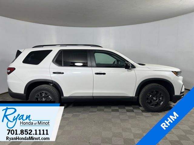 2025 Honda Pilot TrailSport photo 3