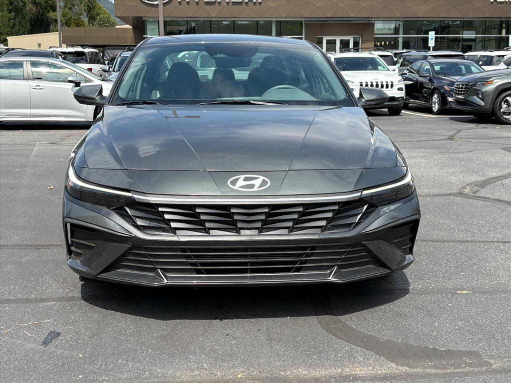 2024 Hyundai Elantra SEL photo 2